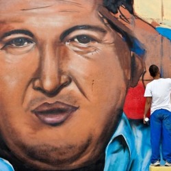 Pintura com o rosto de Chávez